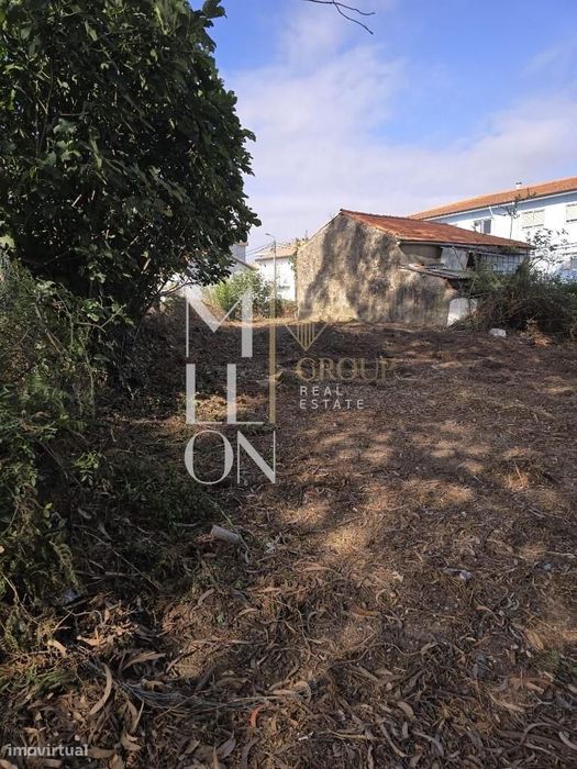 Moradia T2 com 445m2 de Terreno em Canelas – Excelente Potencial