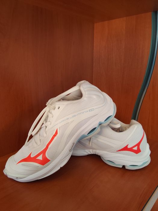 Професійні кросівки Mizuno Wave Lightning Z6