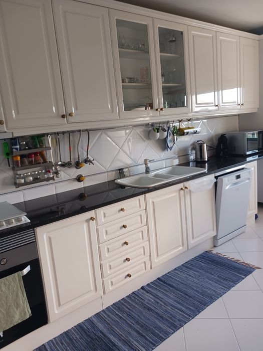 Cozinha branca lacado brilhante com pedra de granito! Com vários elect