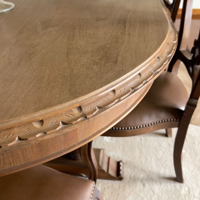 Mesa de Jantar Oval em Madeira Massiça + 4 Cadeiras Trabalhadas