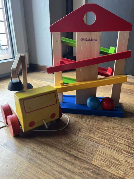 Zabawki drewniane, dźwig oraz wieża z kulkami