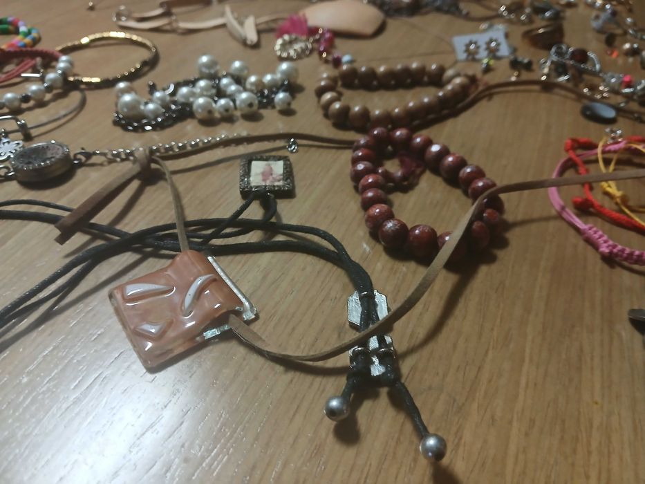 Conjunto variado de várias peças de bijuteria (não vendo separado)