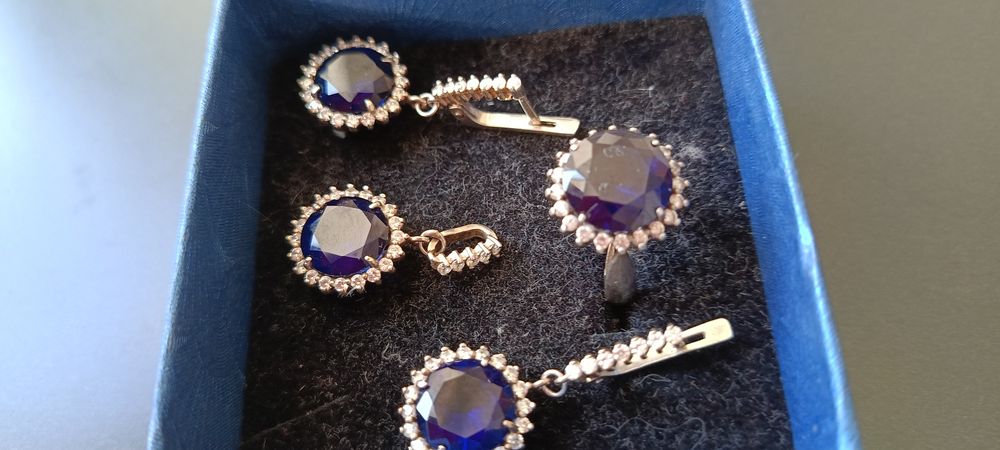 Продам сережки срібні з  сапфіром, можна набором