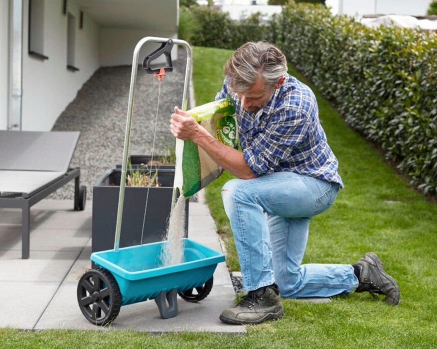 Rozsiewacz ręczny ogrodowy na kółkach 12,5L, szerokość rozrzutu 45 cm