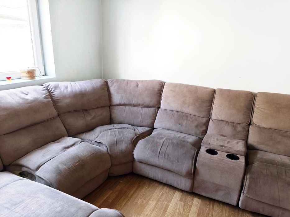 Sofá modular reclinável com consola incorporada e suporte para copos.