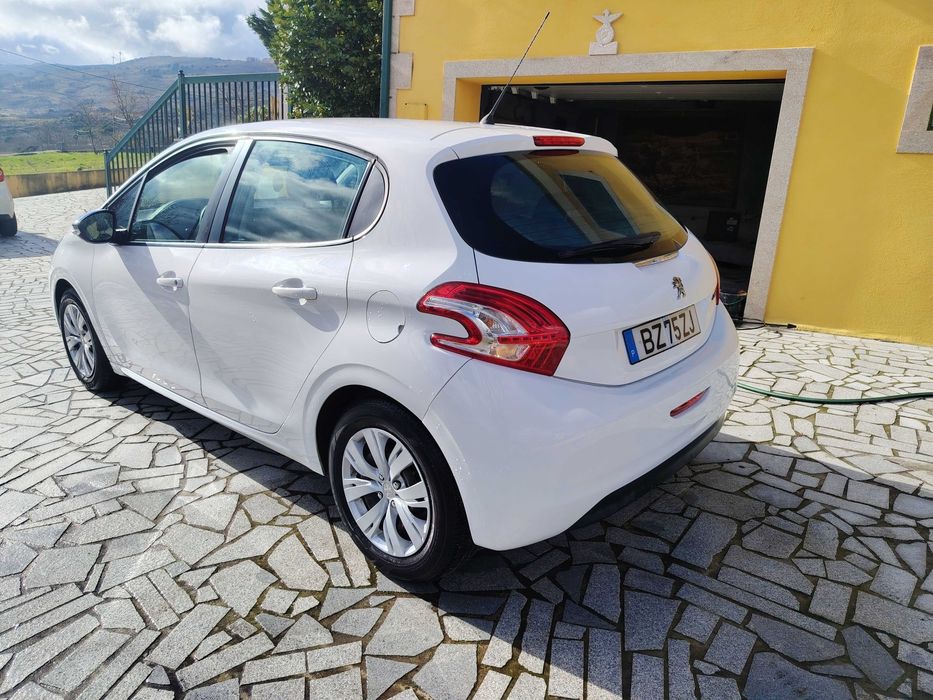 Peugeot 208 1.4 HDi com Carplay android auto e Câmara Traseira