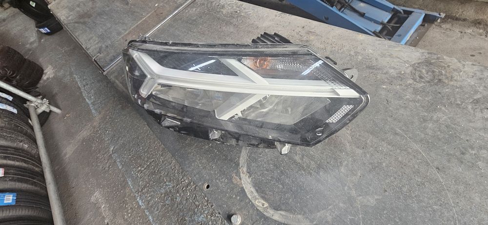 Farol dacia jogger