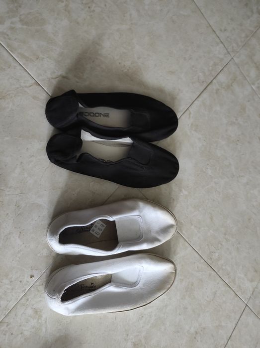 Sapatilhas pretas e brancas