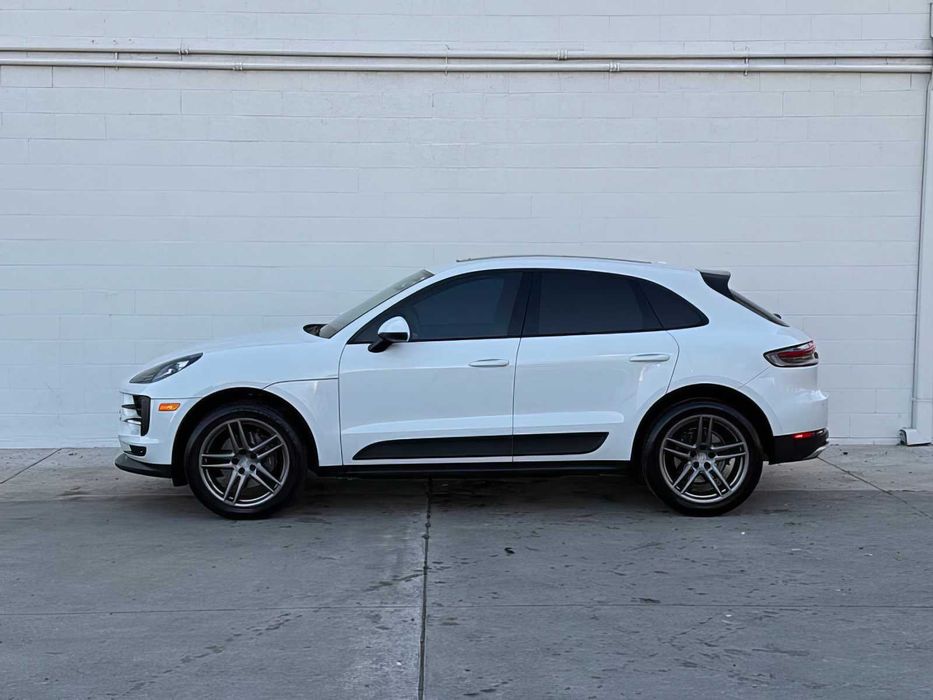 Porsche Macan      2021