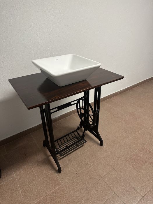 Lavatorio feito em cima de uma maquina de costura antiga