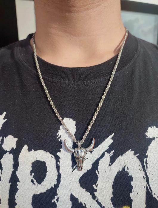 Colar com crânio de touro Pull & Bear unisex