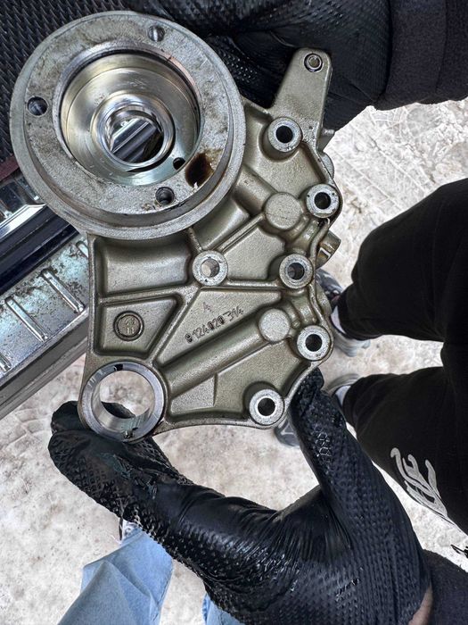 Помпа водяна  06H121026DD кронштейн розподільних валів 06H103166G