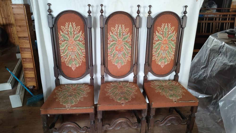 Conjunto de 3 cadeiras antigas em madeira com tecido decorativo