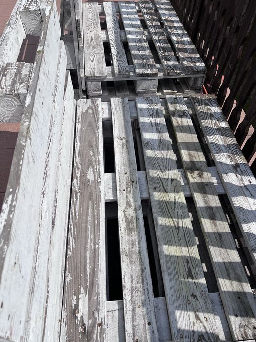 Narożnik z palet biały materace pokrowce meble ogrodowe