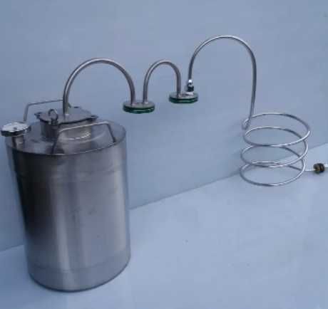 Дистилятор під непротічную воду с двума сухопарниками під банку.