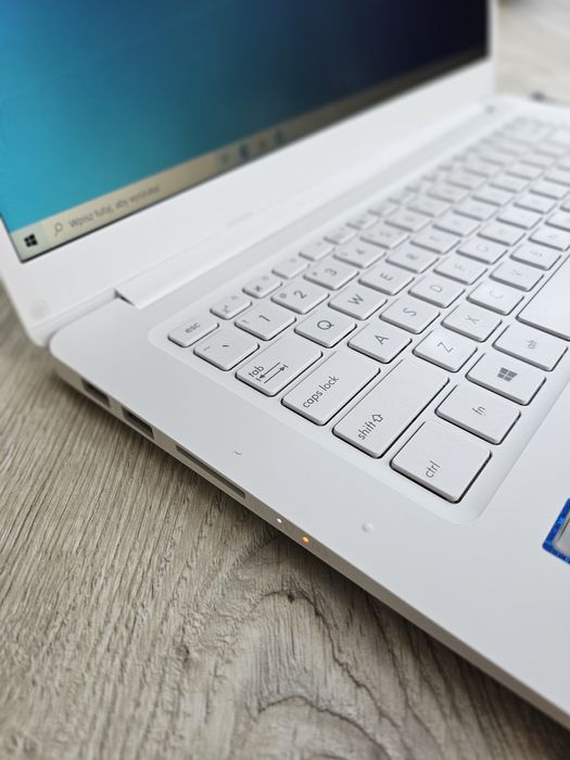 Biały laptop Asus, Intel Core i3, dysk SSD