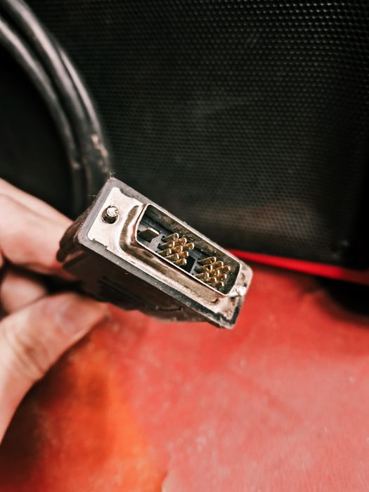 Kabel  (VGA) przez złącze DVI-D na HDMI