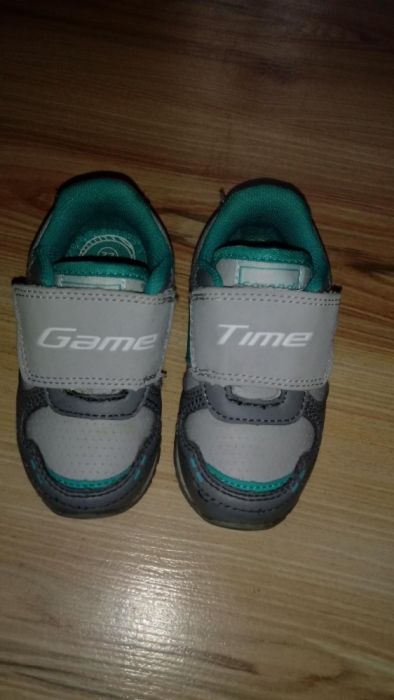 Adidaski roz. 22