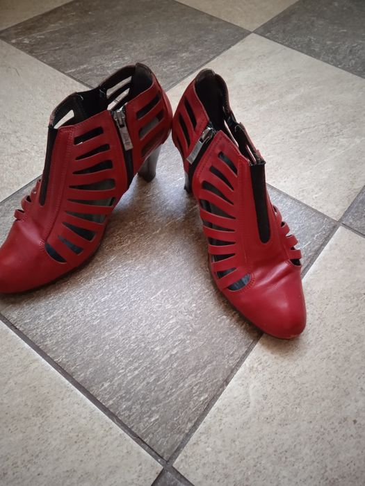 Czerwone eleganckie skóra botki letnie