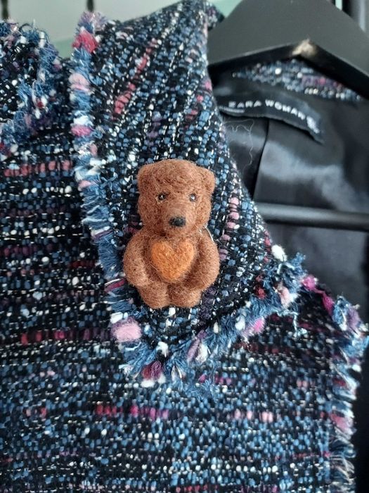 brązowa broszka z wełny