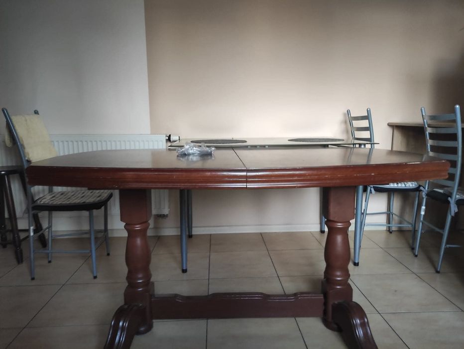 Stół rozkładany,4krzesła kryte skórą, 2 taborety(siedliska)kryte skurą