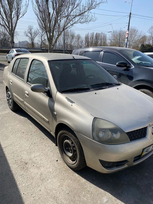 Машина Renault Clio