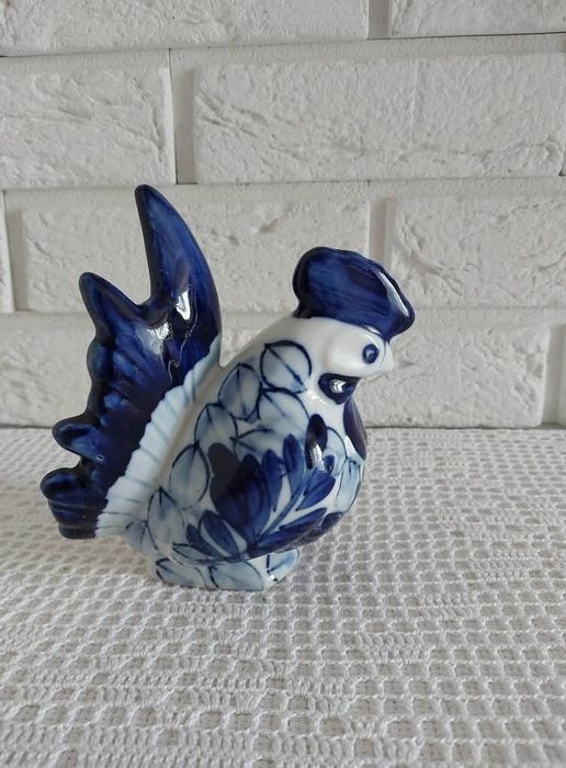 Ceramiczna figurka ręcznie malowana.
