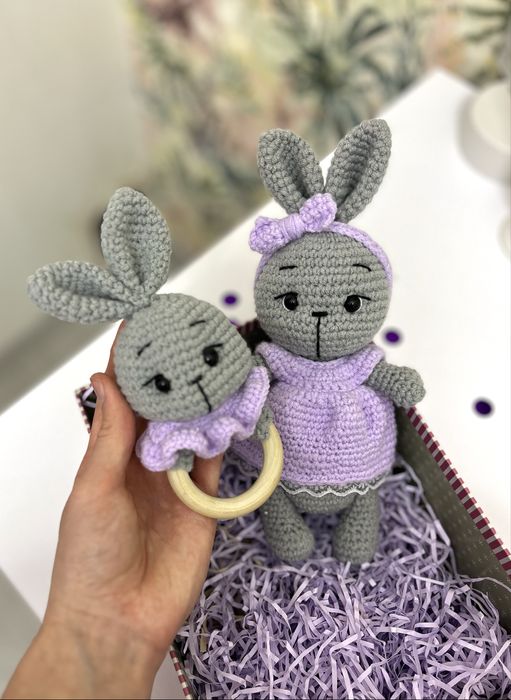 Вʼязаний зайчик + бряскальце ручної роботи | іграшка для малюка