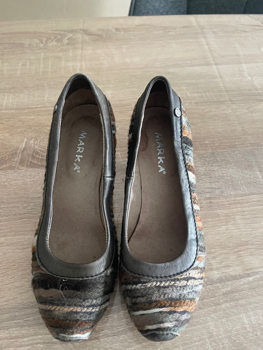 Sapatos castanhos de pele e lã