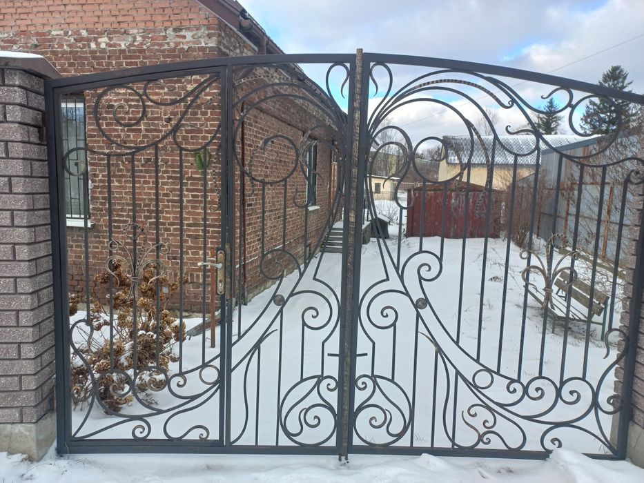 Кована огорожа , секції та ворота