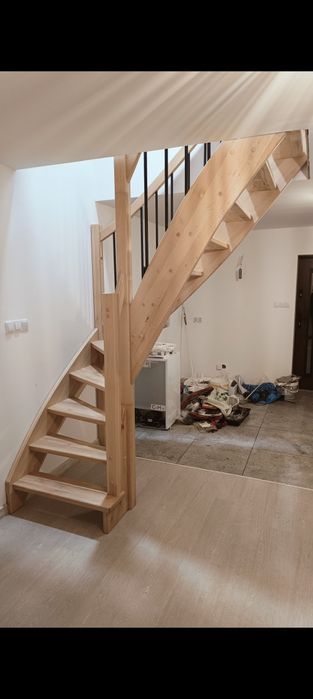 Schody drewniane bukowe samonośne.
