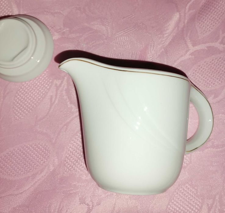 Biały ceramiczny dzbanuszek do kawy, herbaty