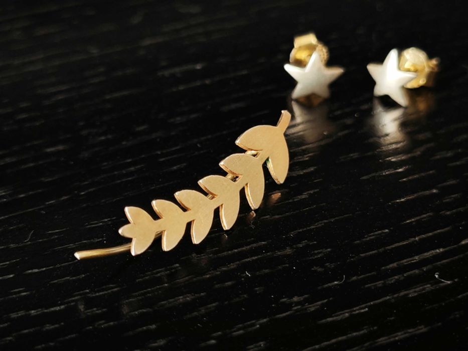 Brinco clip ramo folhas em prata dourada