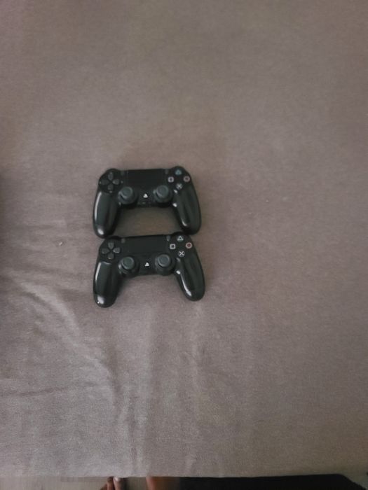 Ps4 com dois comandos