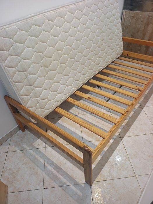 Cama de madeira com colchão