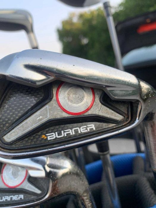 Saco de Golfe com set de ferros, drive, madeira3 Taylormade e trolley