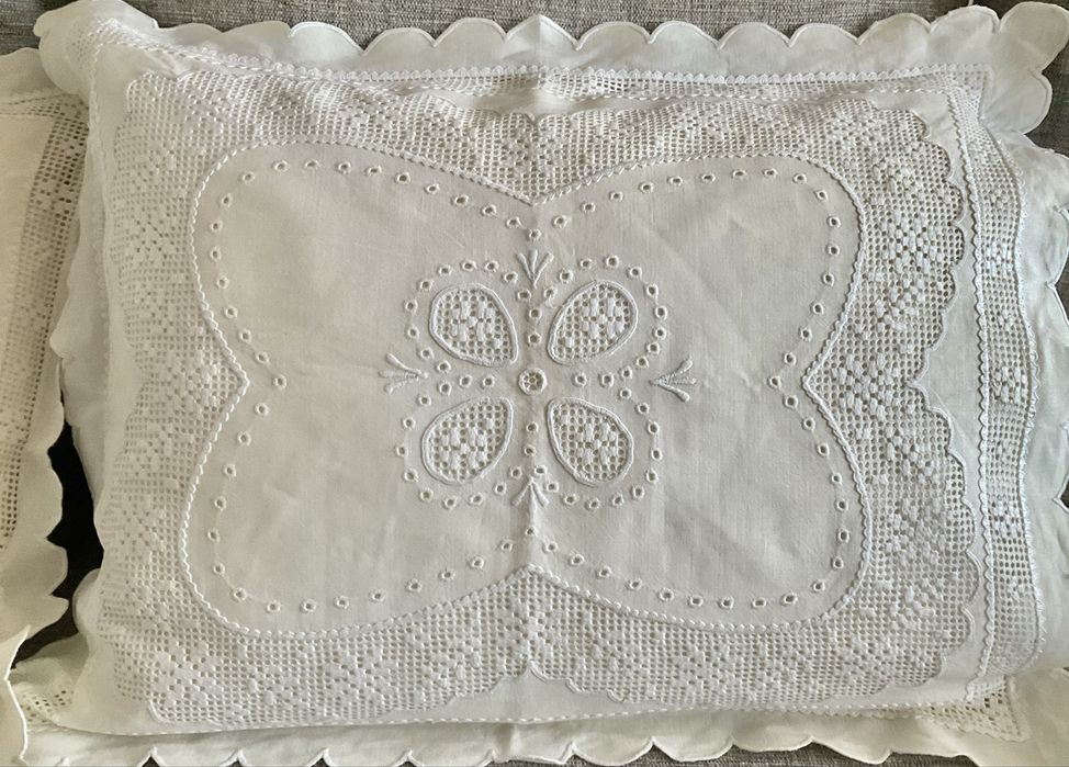 2 almofadas em linho puro bordadas em crivo.  NOVO