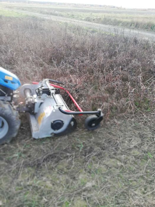 Koszenie wysokiej trawy nieużytków karczowanie zrębkowanie gałęzi