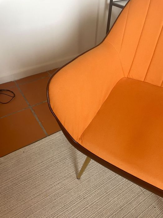 Poltrona de Design Elegante: Estofos em Laranja e Castanho (Detalhes Dourados)