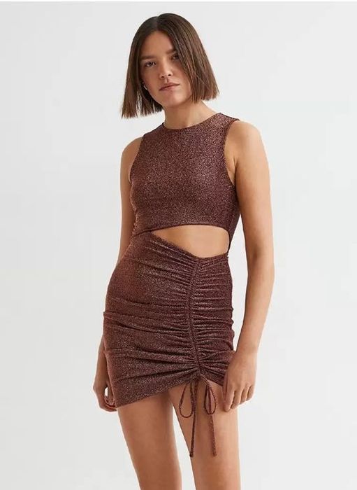 Сукня жіноча з вирізом