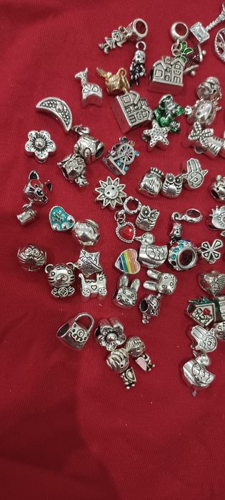 Pigentes pandora varios tambem tenho algumas iniciais