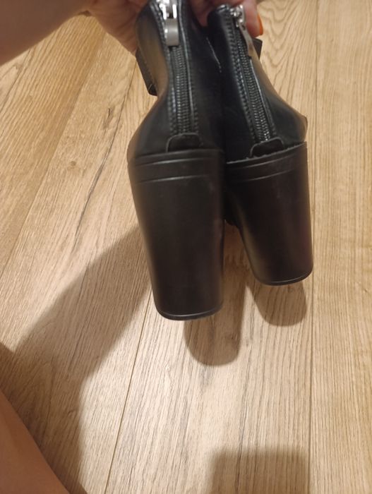 Buty na koturnie