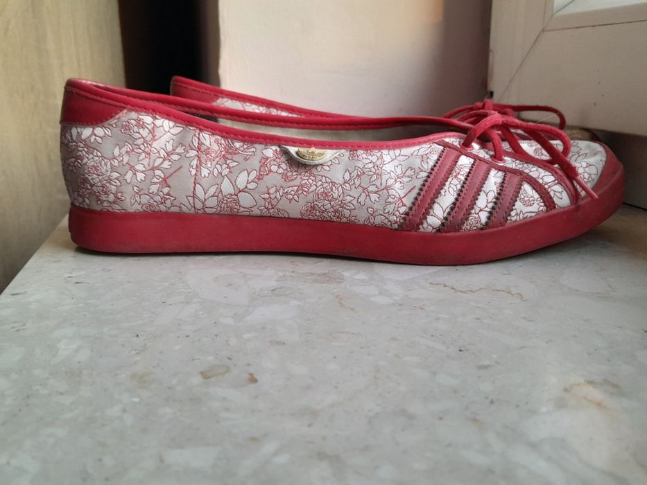 Sprzedam używany archiwalny model Adidas Adria w wersji Ballet Flats (