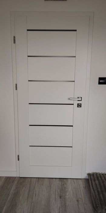 Drzwi białe do pokoju i wyjściowe