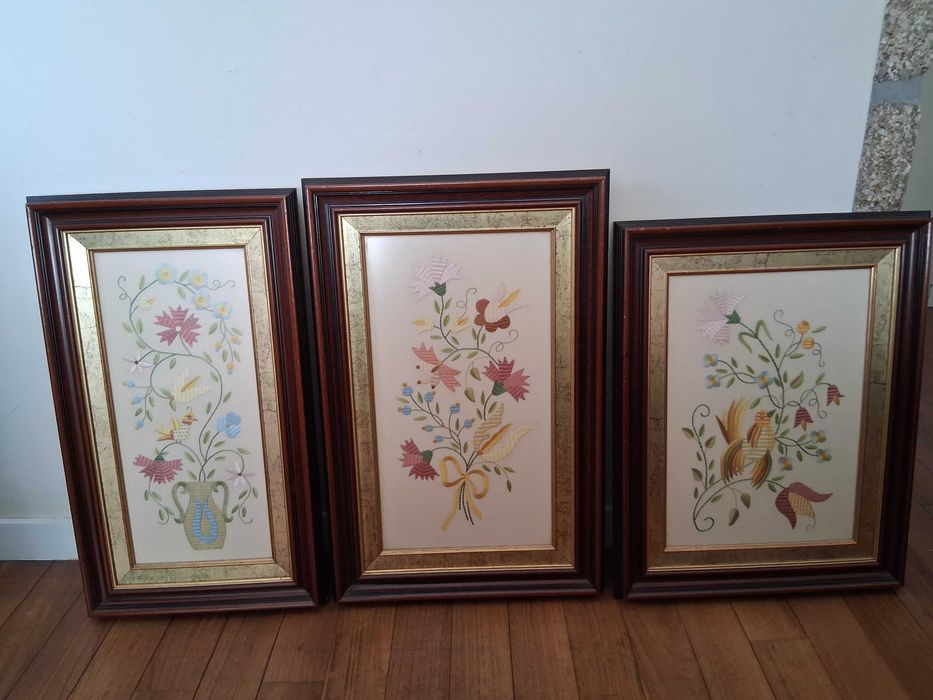 Quadros bordados a ponto de Arraiolos com moldura em castanho envelhecido e "ouro velho"