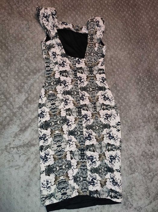 Цікава біло-чорна сукня