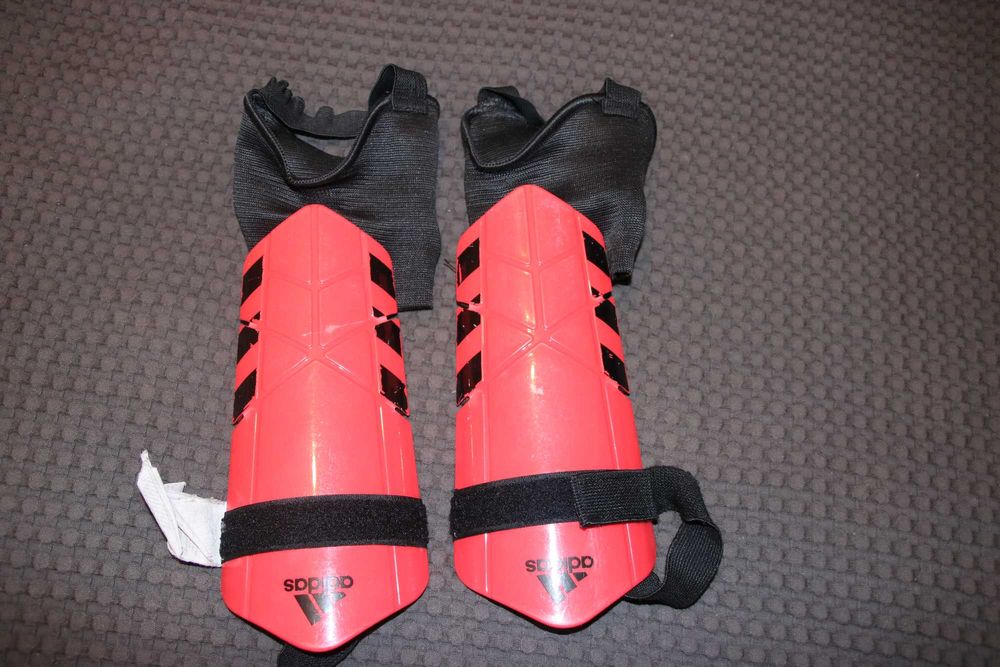 ochraniacze piłkarskie, młodzieżowe adidas 09/I7,  CF 2420, używane