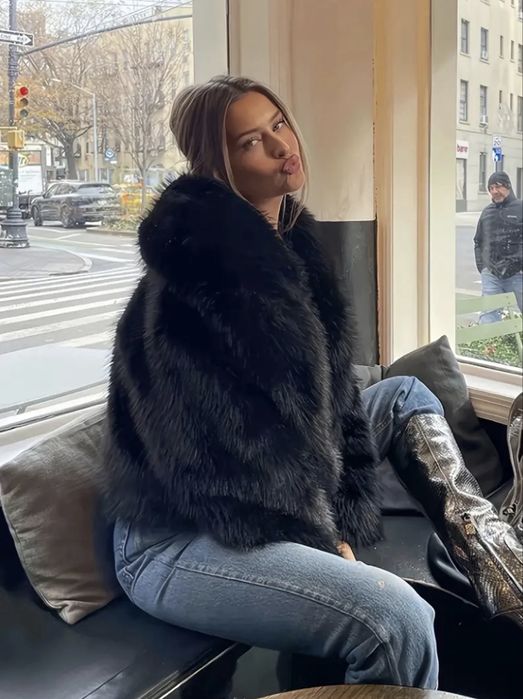 Чорна шубка з еко шкіри