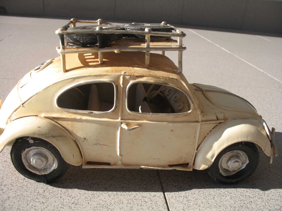 Clássico carocha antigo em chapa