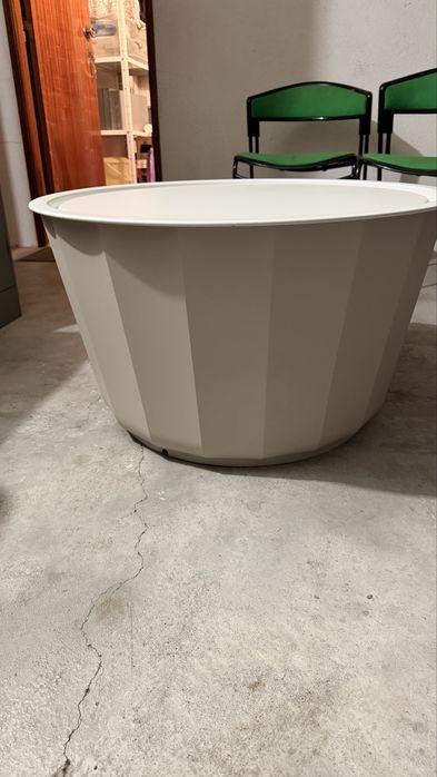 Cadeiroes de exterior e mesa com arrumacao